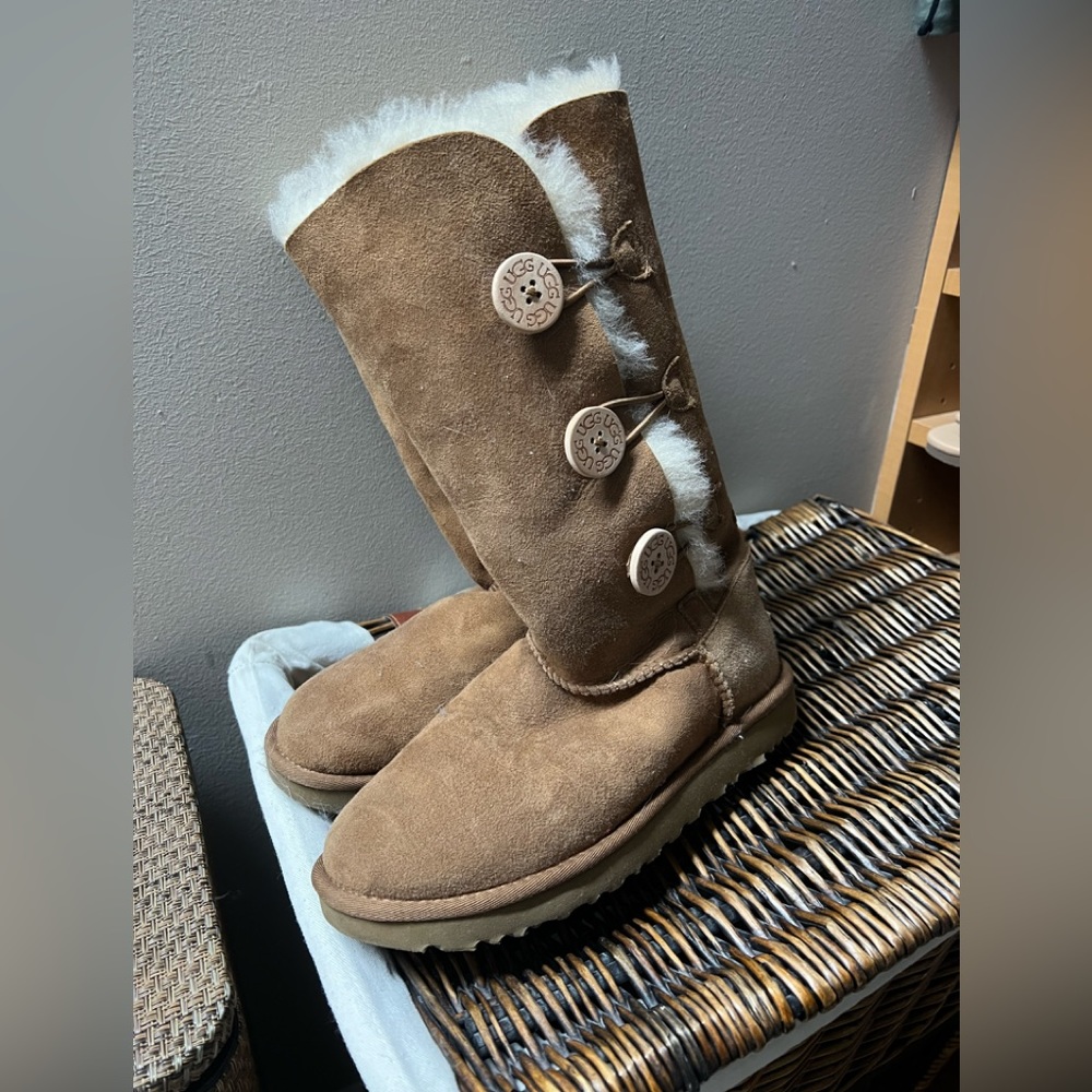 UGG Bailey Button